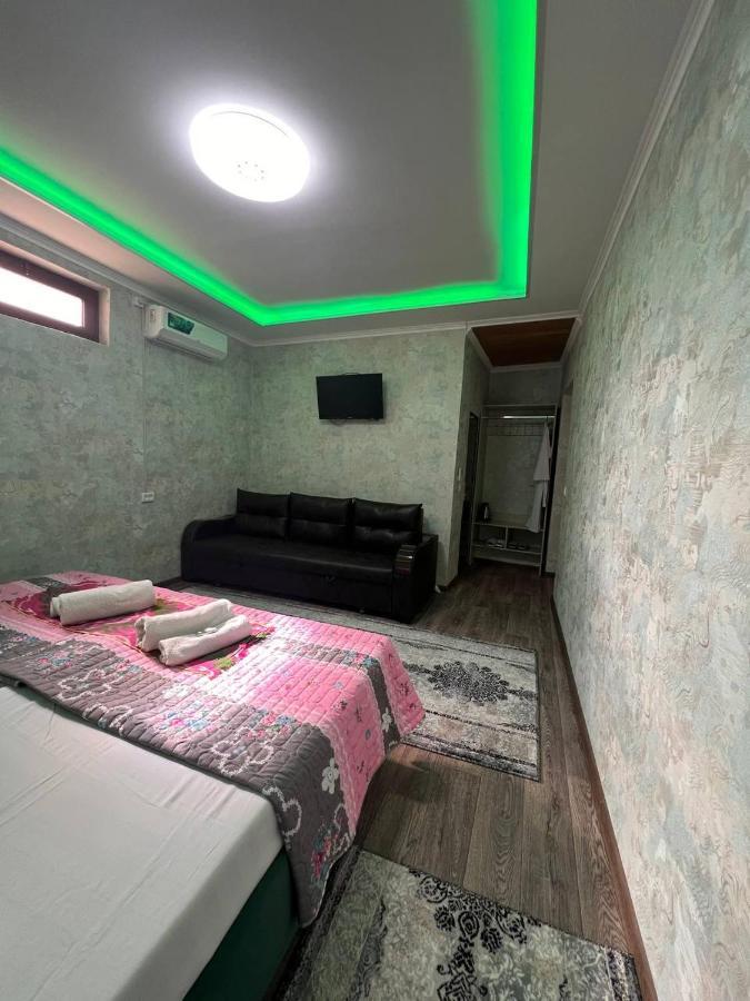בוקורו Hotel Guest House Golden Degrez מראה חיצוני תמונה